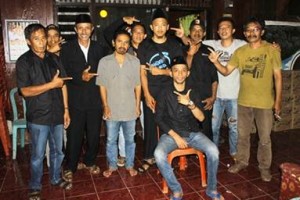 Deki berfoto bersama dengan timsesnya.